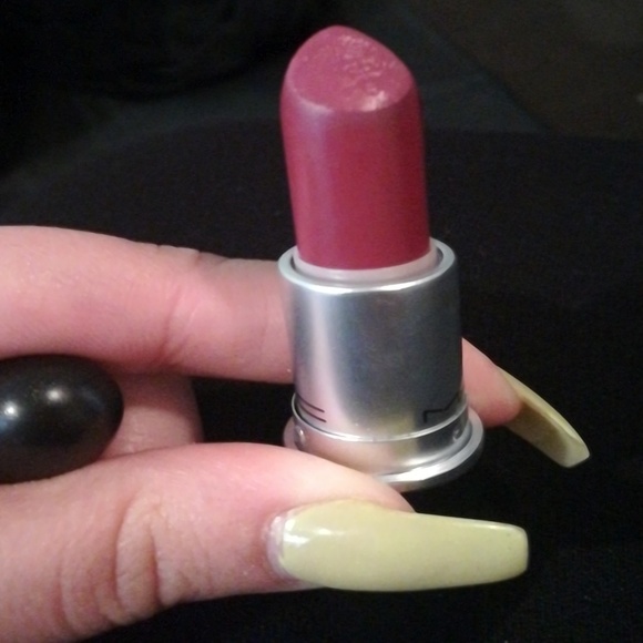 Mac lipstick in Amorous - Picture 2 of 3